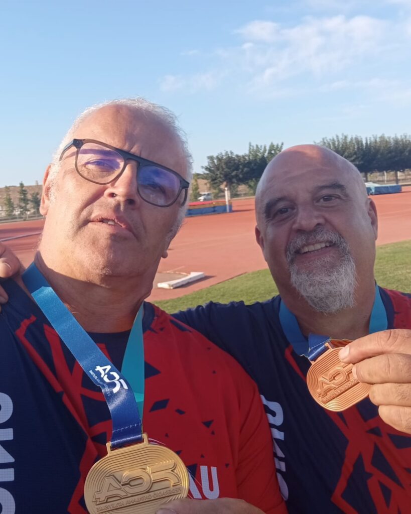 Joan Segarra i Manel Centella mostren les medalles aconseguides a Palafrugell